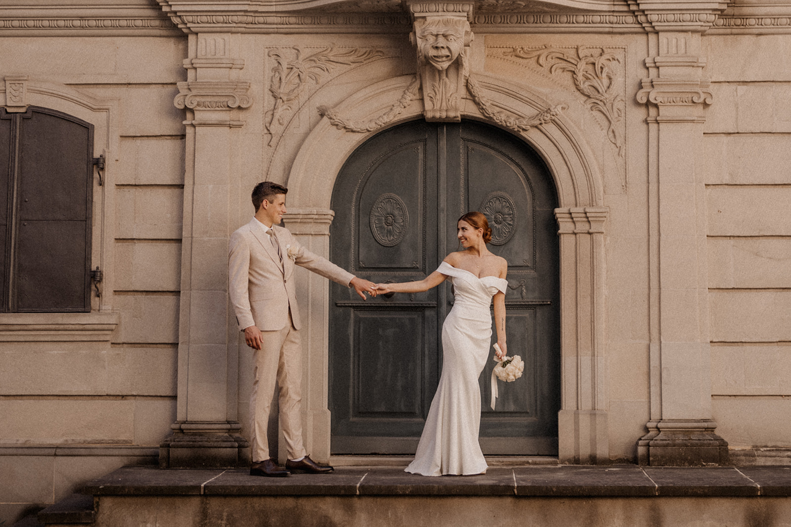 Brautpaar vor dem Standesamt Wil bei ziviler Trauung