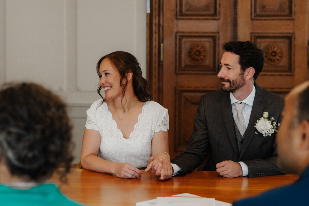 Brautpaar während der zivilen Trauung im Stadthaus Zofingen – natürliche Hochzeitsfotografie