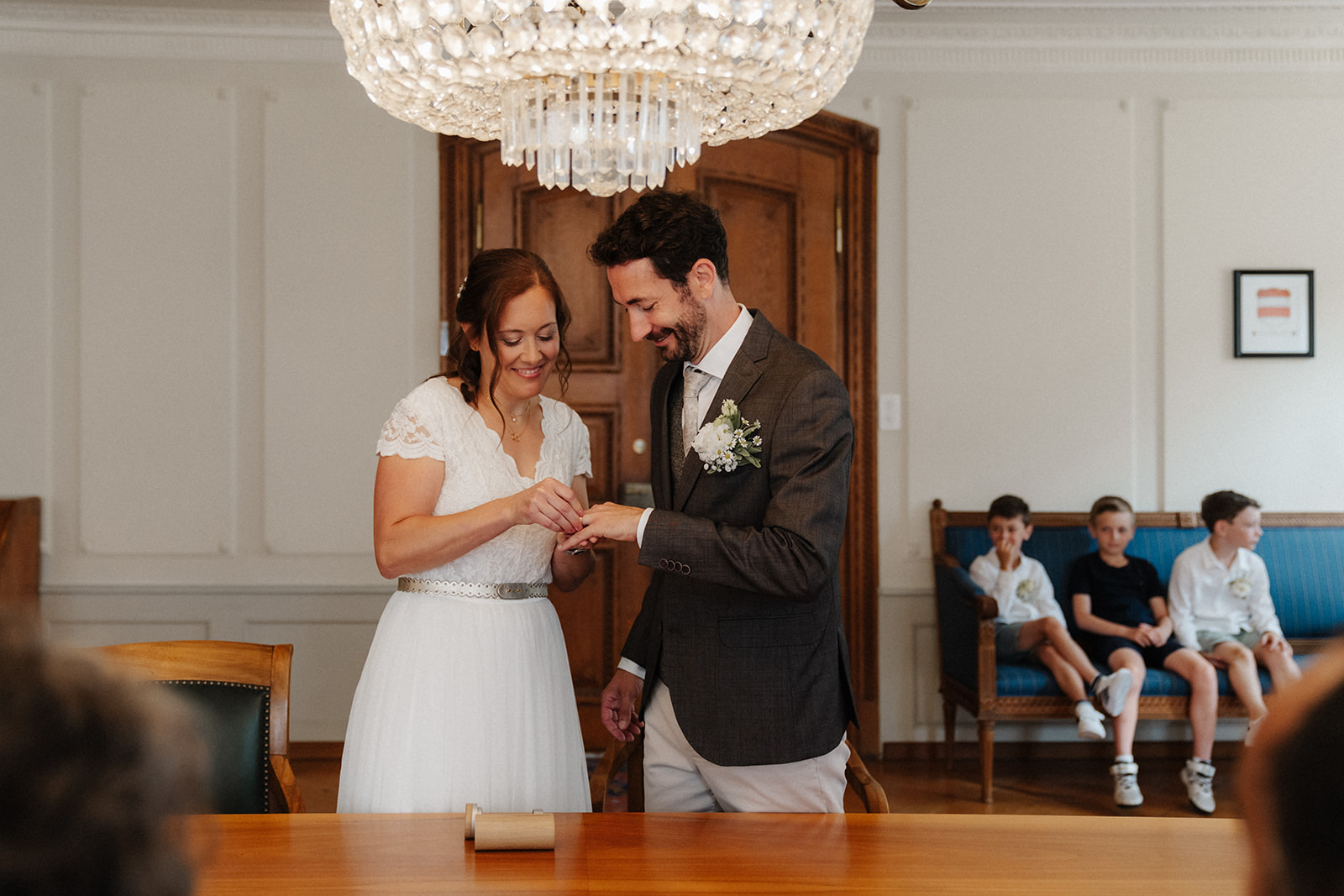 Braut und Bräutigam beim Ringtausch während der zivilen Trauung im Stadthaus Zofingen – Hochzeitsfotograf Aargau