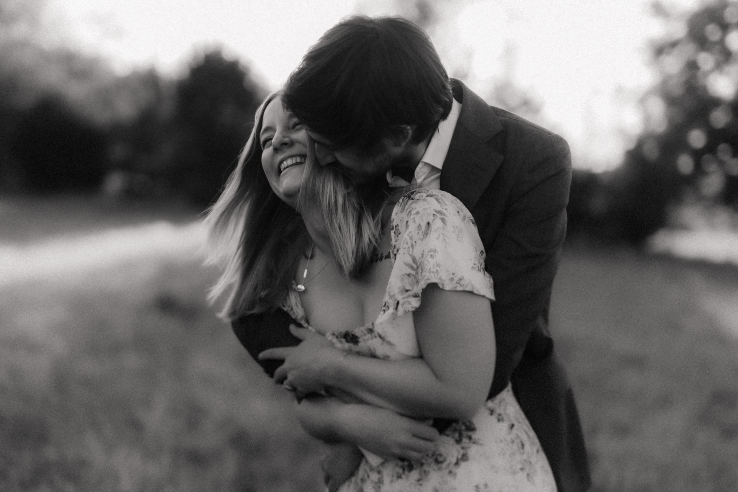 Natürliches Paarshooting im Aargau – Paar umarmt sich ungestellt im Freien