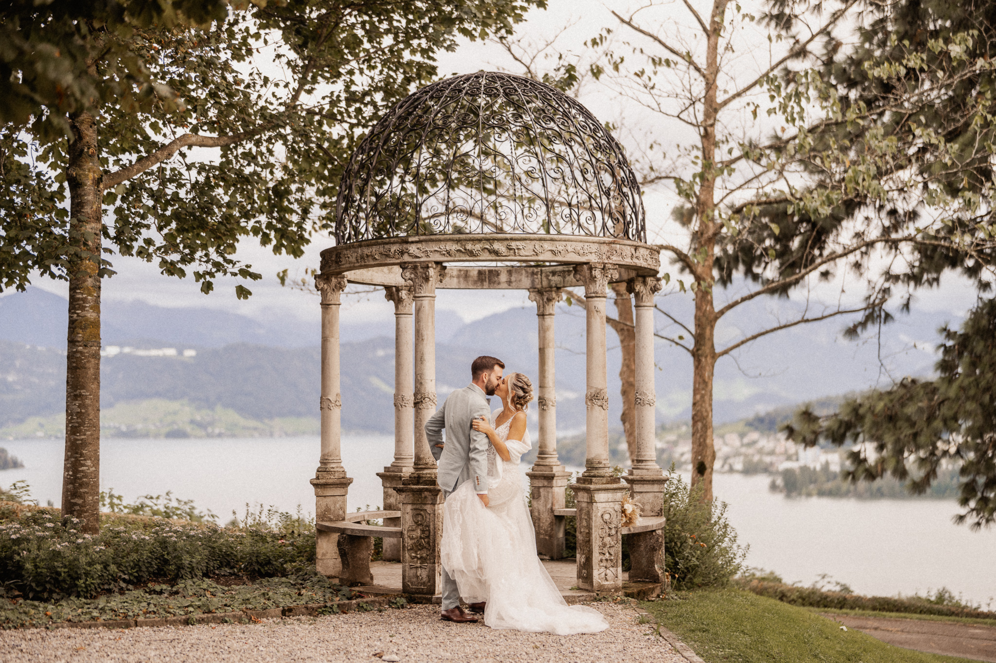 Hochzeitspaar beim filmreifen Kuss vor dem Vierwaldstättersee auf dem Schlössli Utenberg beim Pavillon
